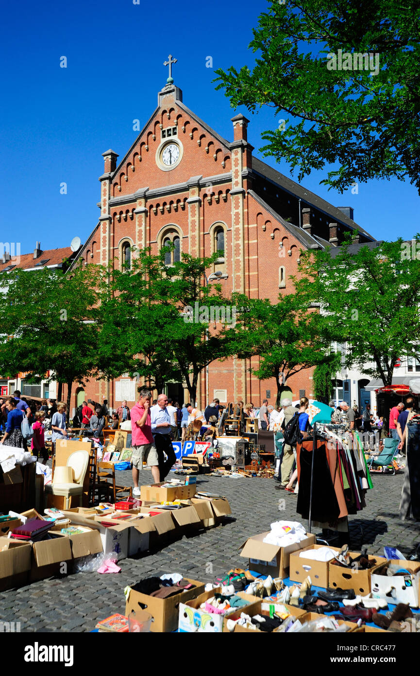 Mercato delle pulci a Place du jeu de Balle o Vossenplein square, nella parte anteriore del concepimento Immaculee chiesa, Les Marolles Foto Stock