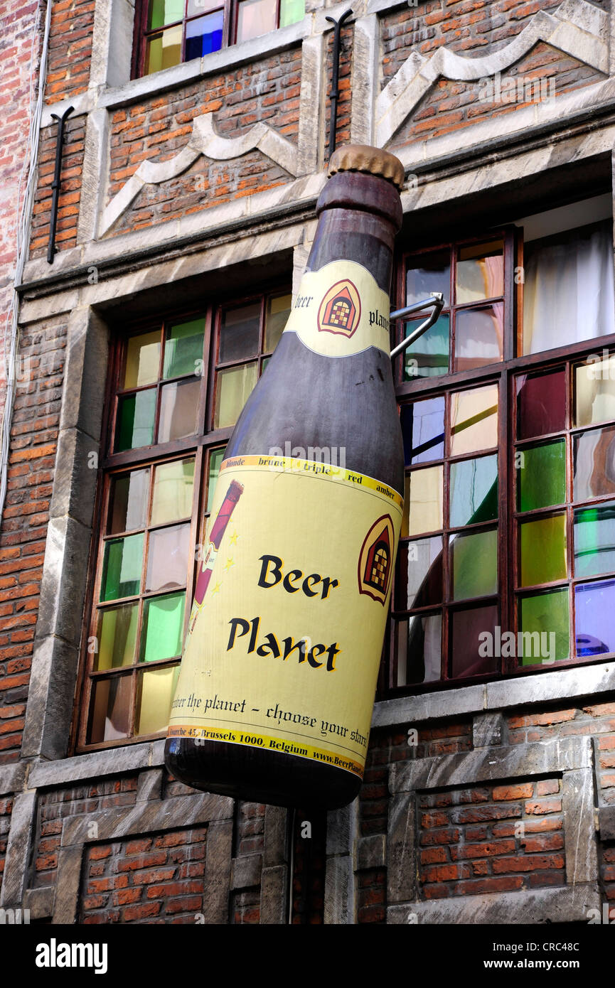 Pianeta Birra, una birra specializzata in negozio con una bottiglia grande come un segno sulla facciata, il centro città di Bruxelles, Belgio, Benelux, Europa Foto Stock