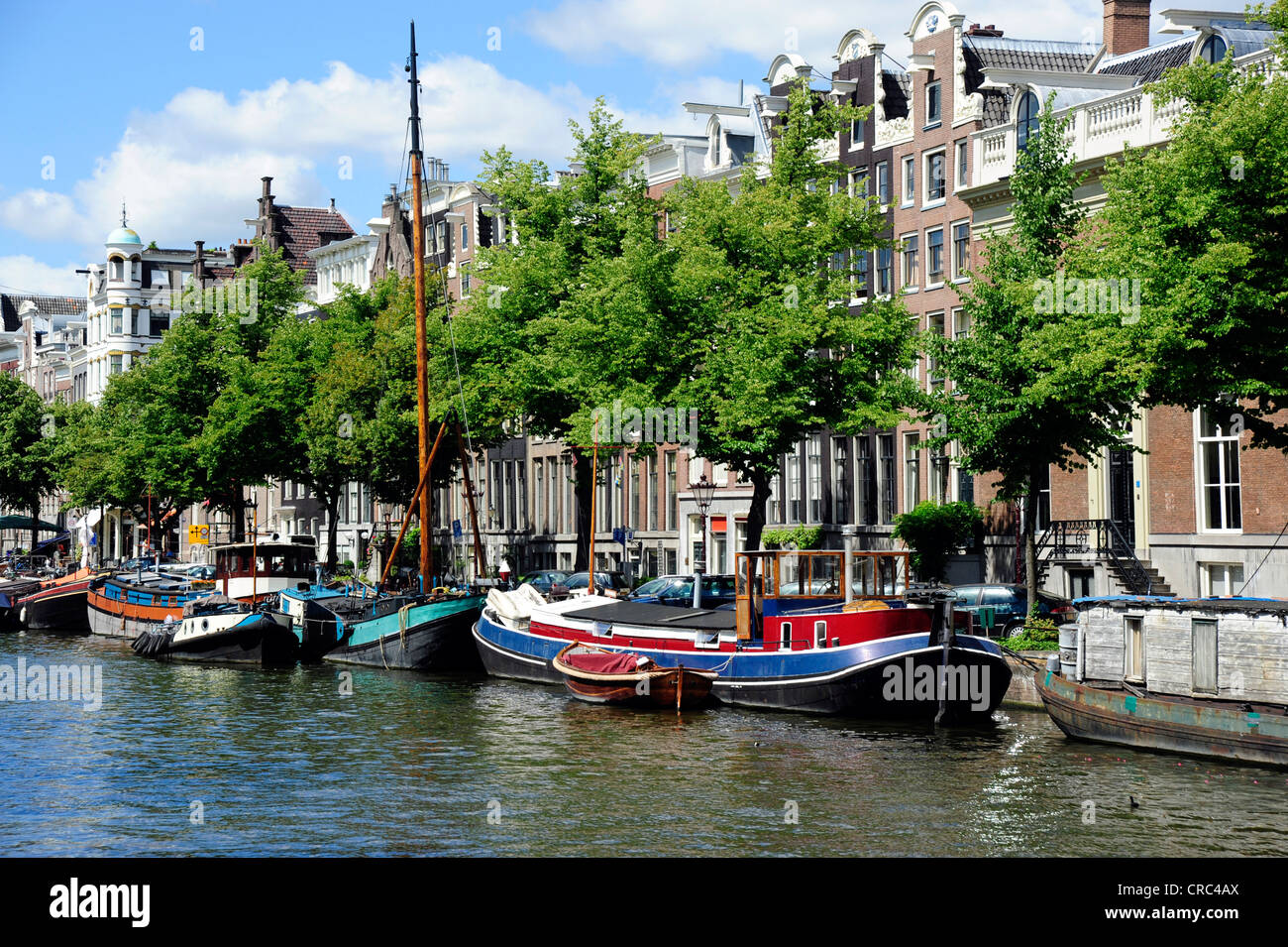 Banca Canale di Beagle case, imbarcazioni storiche su un canale, City Centre, Amsterdam, Olanda Settentrionale, Paesi Bassi, Europa Foto Stock