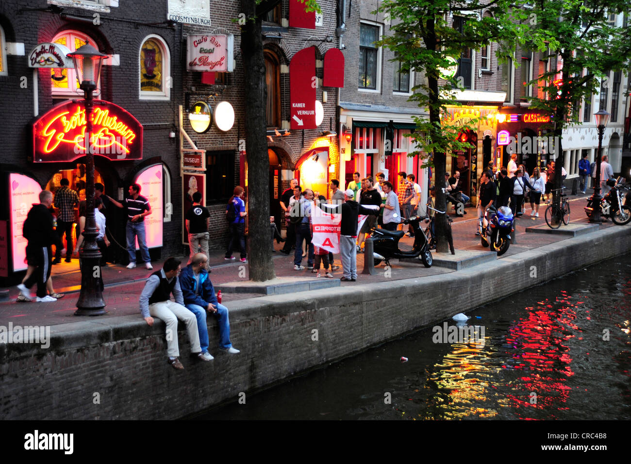 I turisti in de Wallen distretto, quartiere a luci rosse, quartiere storico di Amsterdam, Olanda Settentrionale, Olanda Settentrionale Foto Stock