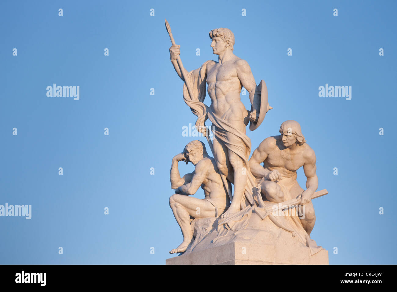 Statua in marmo gruppo di Il Monumento Vittoriano nella luce della sera, Roma, Italia, Europa Foto Stock