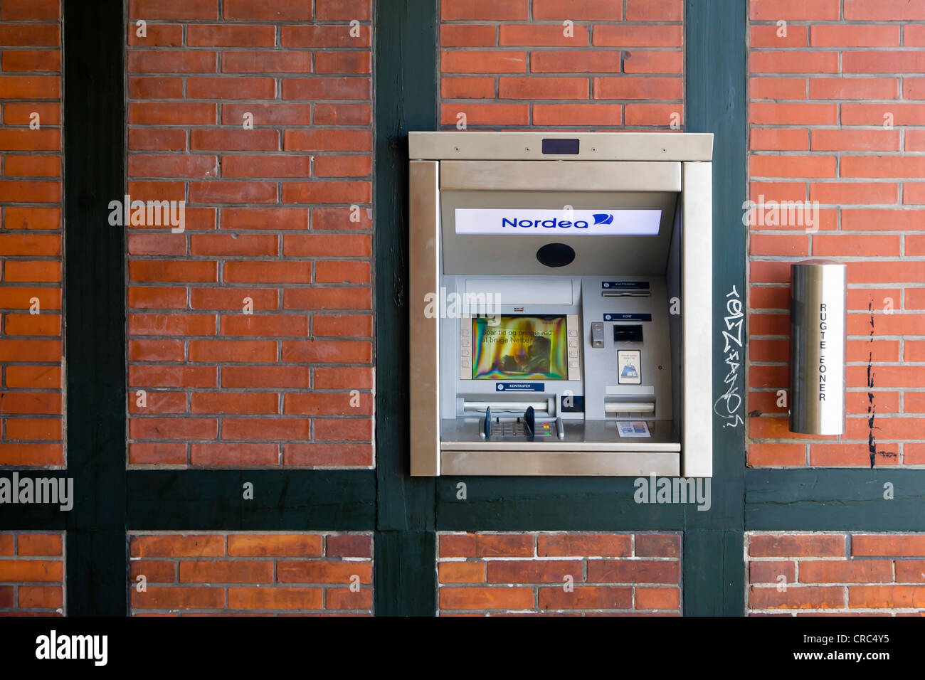 Moderno cash dispenser integrato in una mezza parete timbering, Copenaghen, Danimarca, Europa Foto Stock