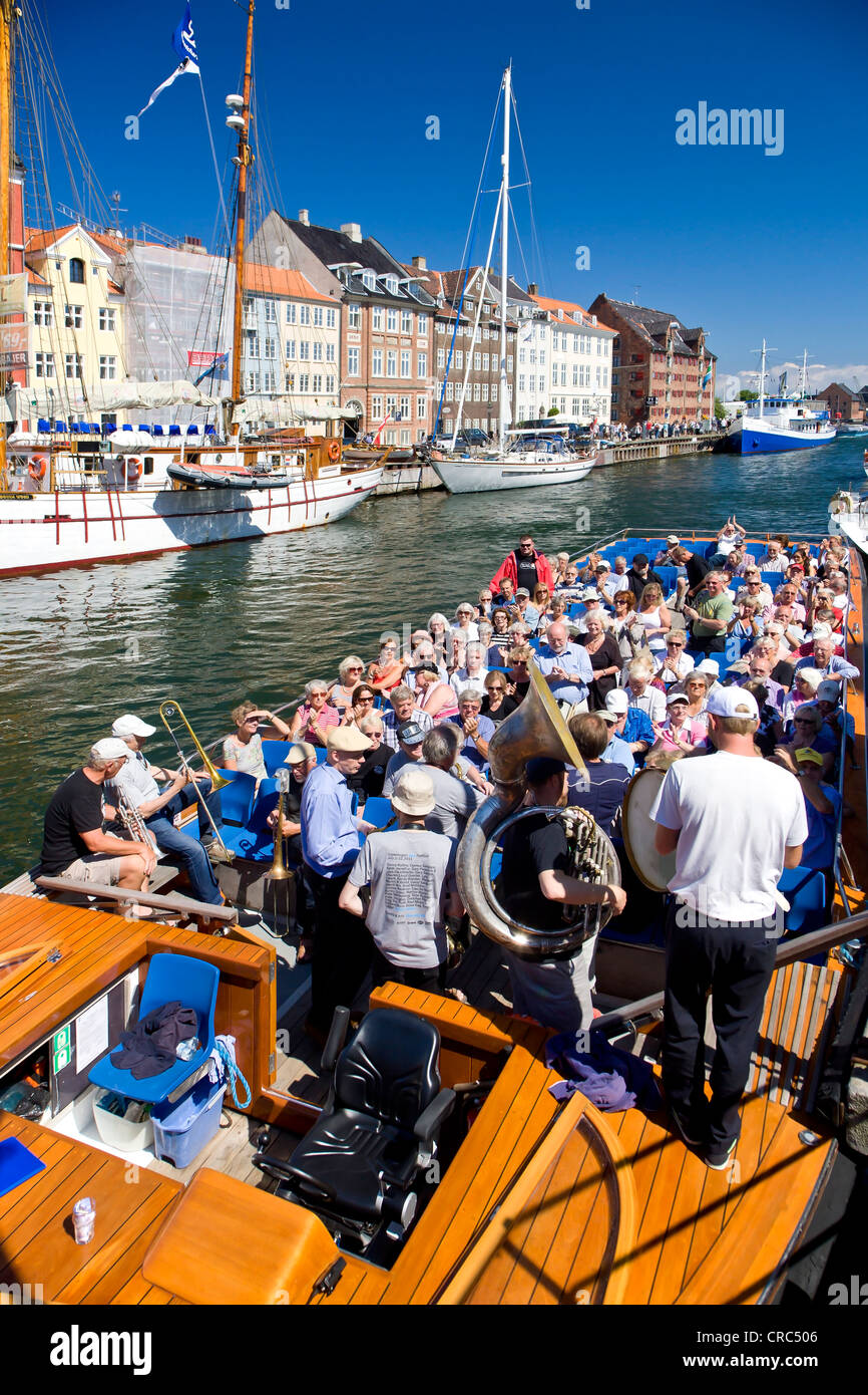La musica jazz su un tourboat nel canale Nyhavn, Copenaghen, Danimarca, Europa Foto Stock