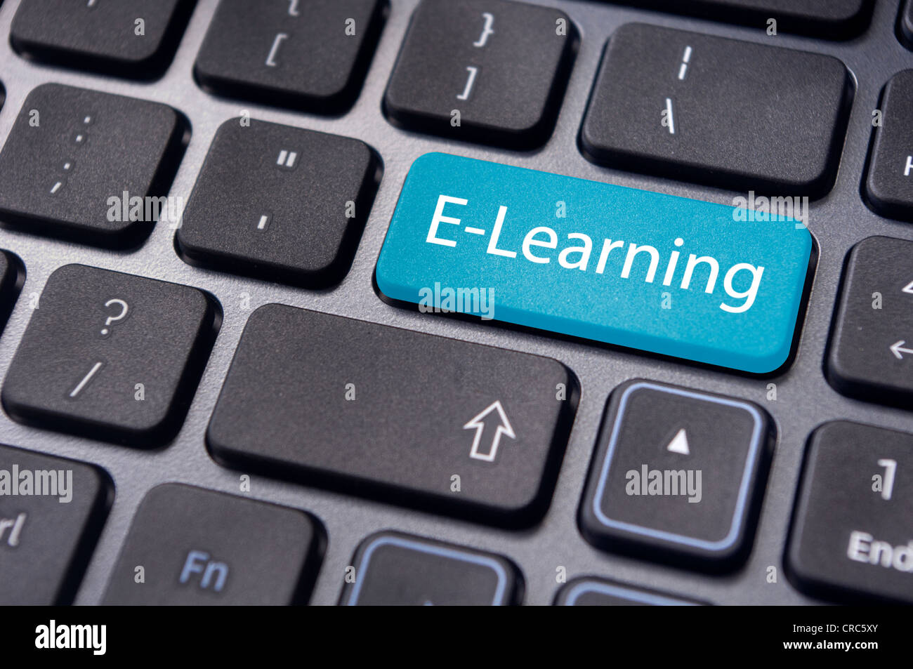 Concetti di E-learning, per computer based learning, con un messaggio sul tasto Invio della tastiera. Foto Stock