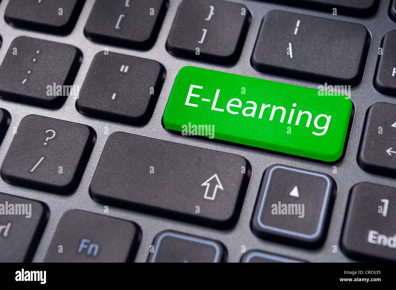 Concetti di E-learning, per computer based learning, con un messaggio sul tasto Invio della tastiera. Foto Stock