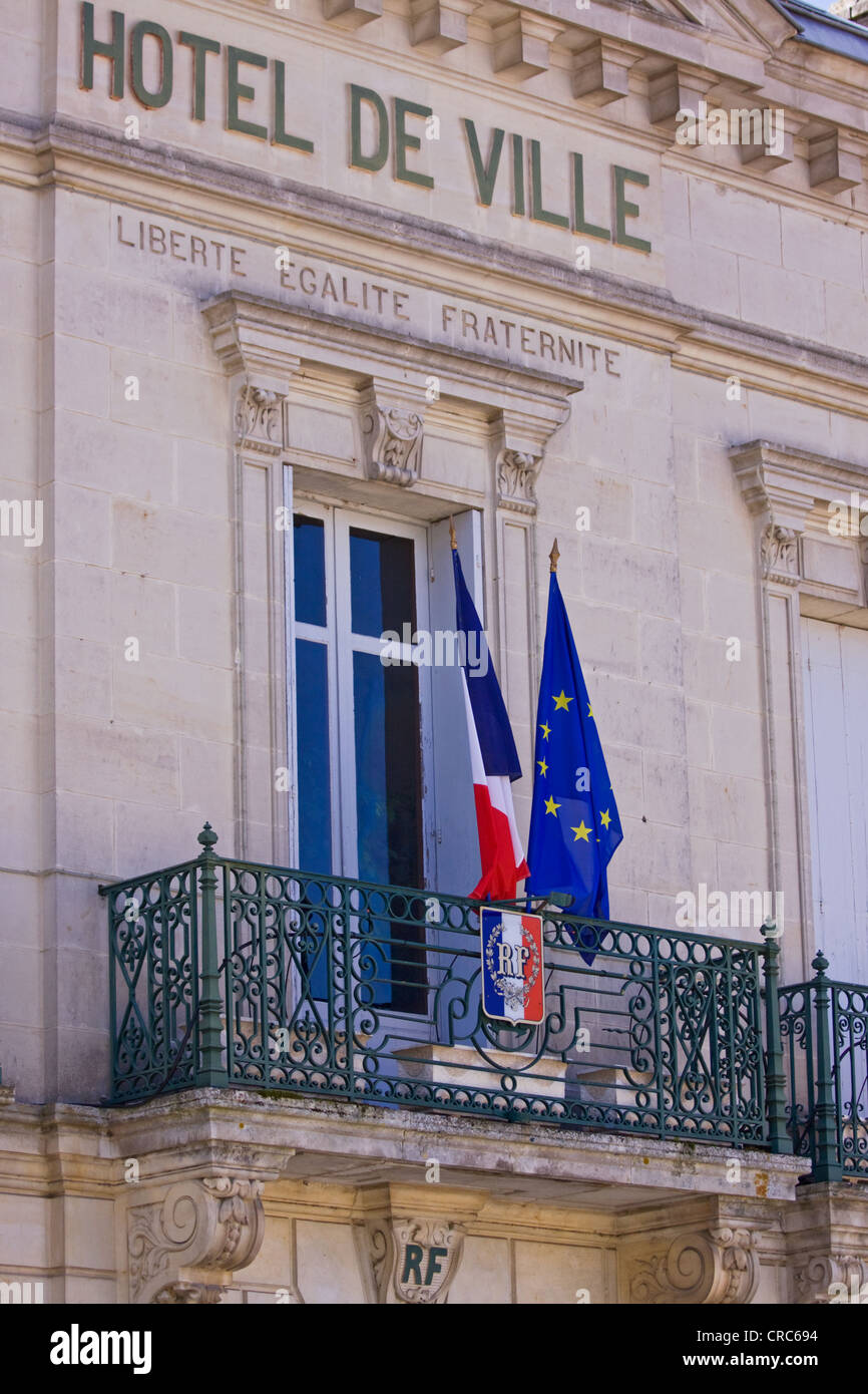 Le bandiere della Francia e l'Unione europea adornano un municipio balcone in SW FRANCIA Foto Stock