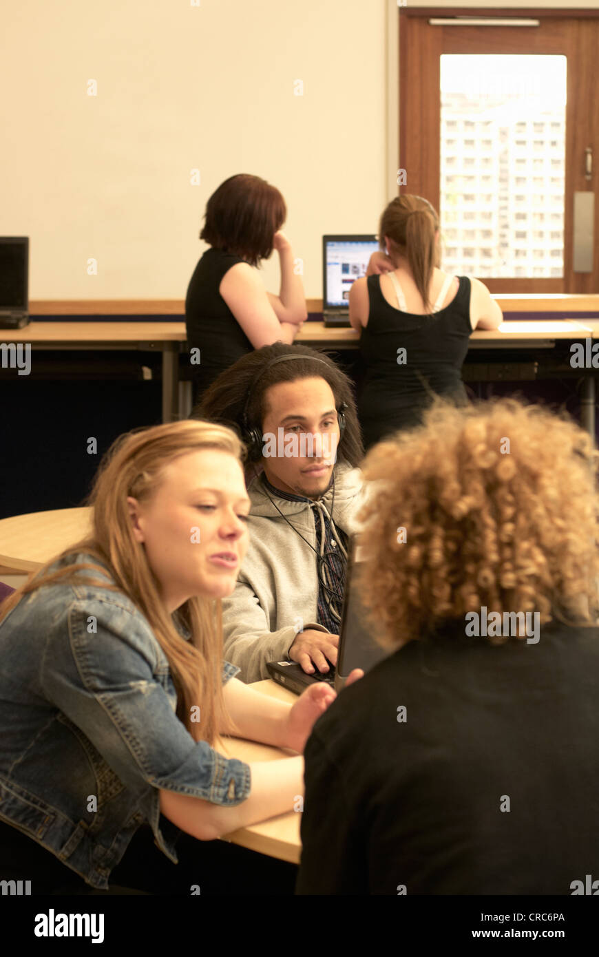 Gli studenti che lavorano insieme in biblioteca Foto Stock