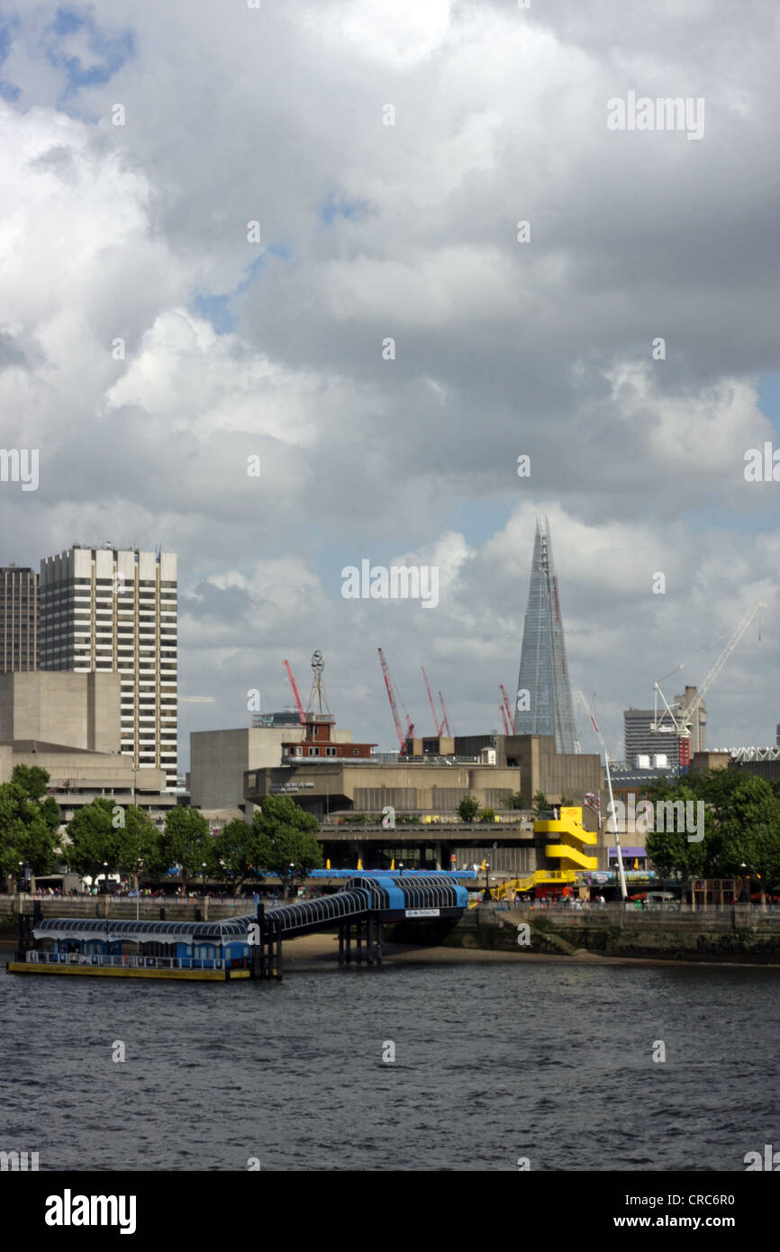La Shard a Londra con il Festival imbarcadero in primo piano sul fiume Tamigi a Londra Foto Stock