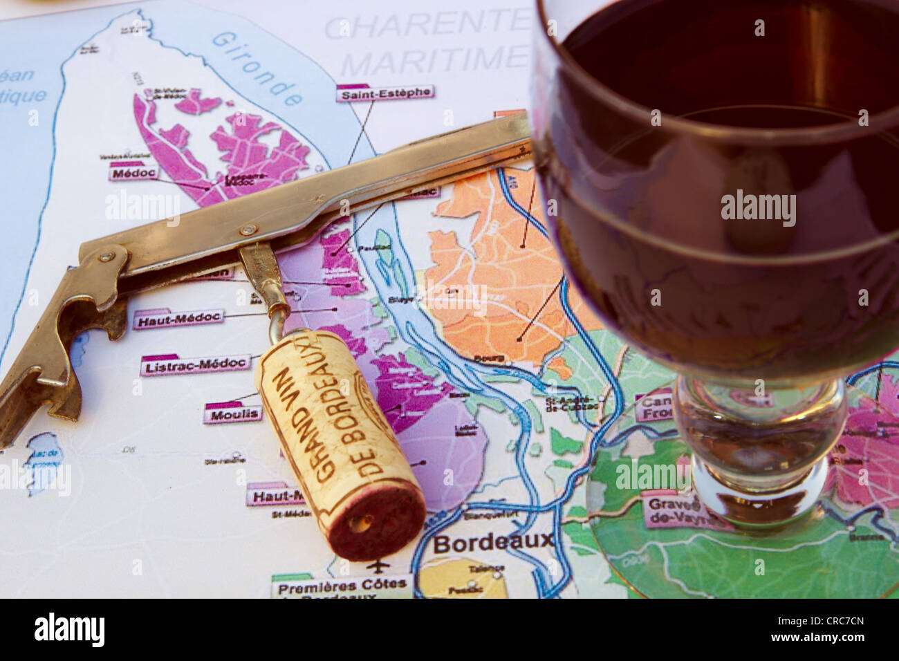 Rosso francese del vino di Bordeaux sulla mappa Foto Stock