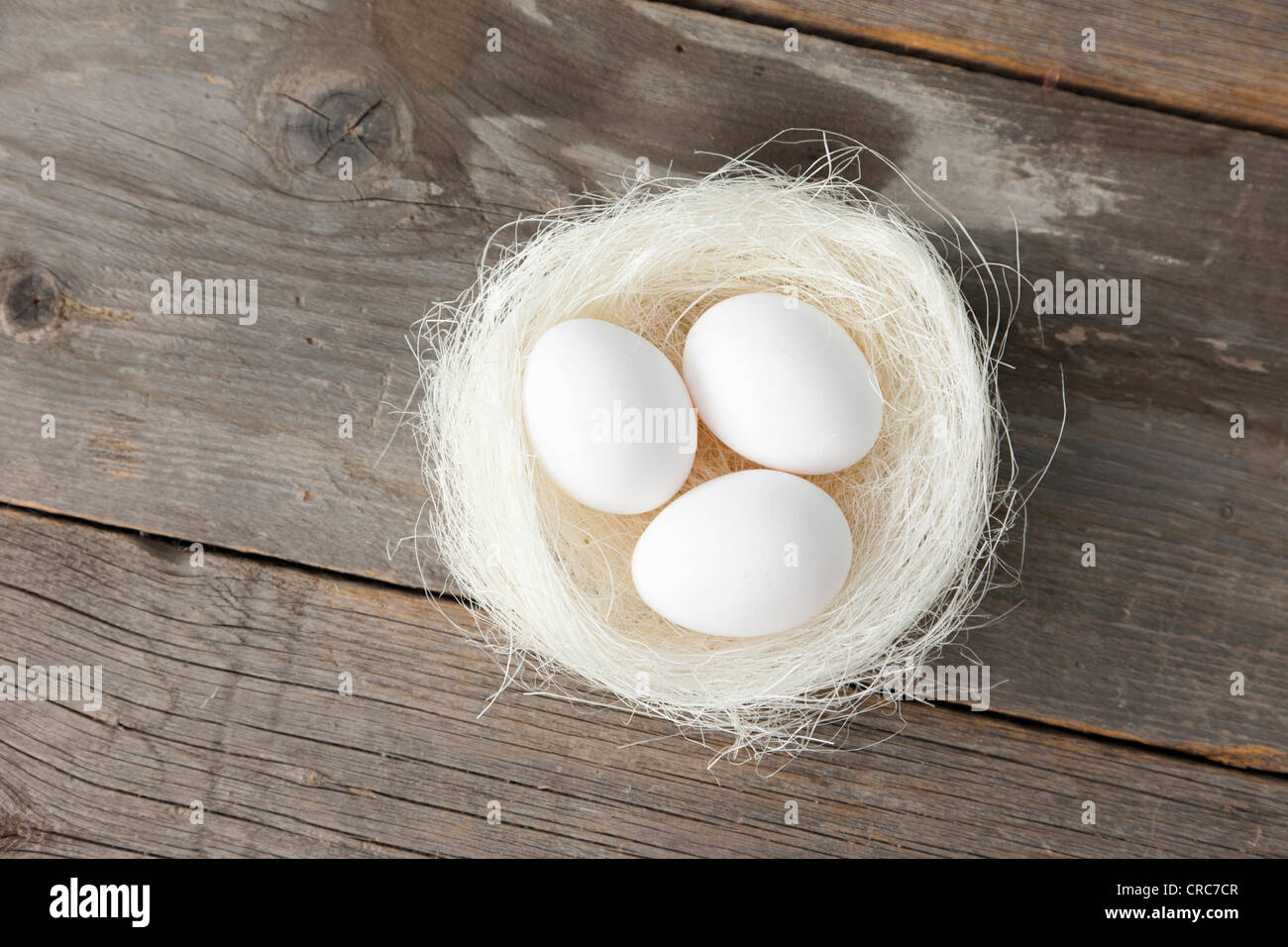 Uova nel nido sul contatore di legno Foto Stock
