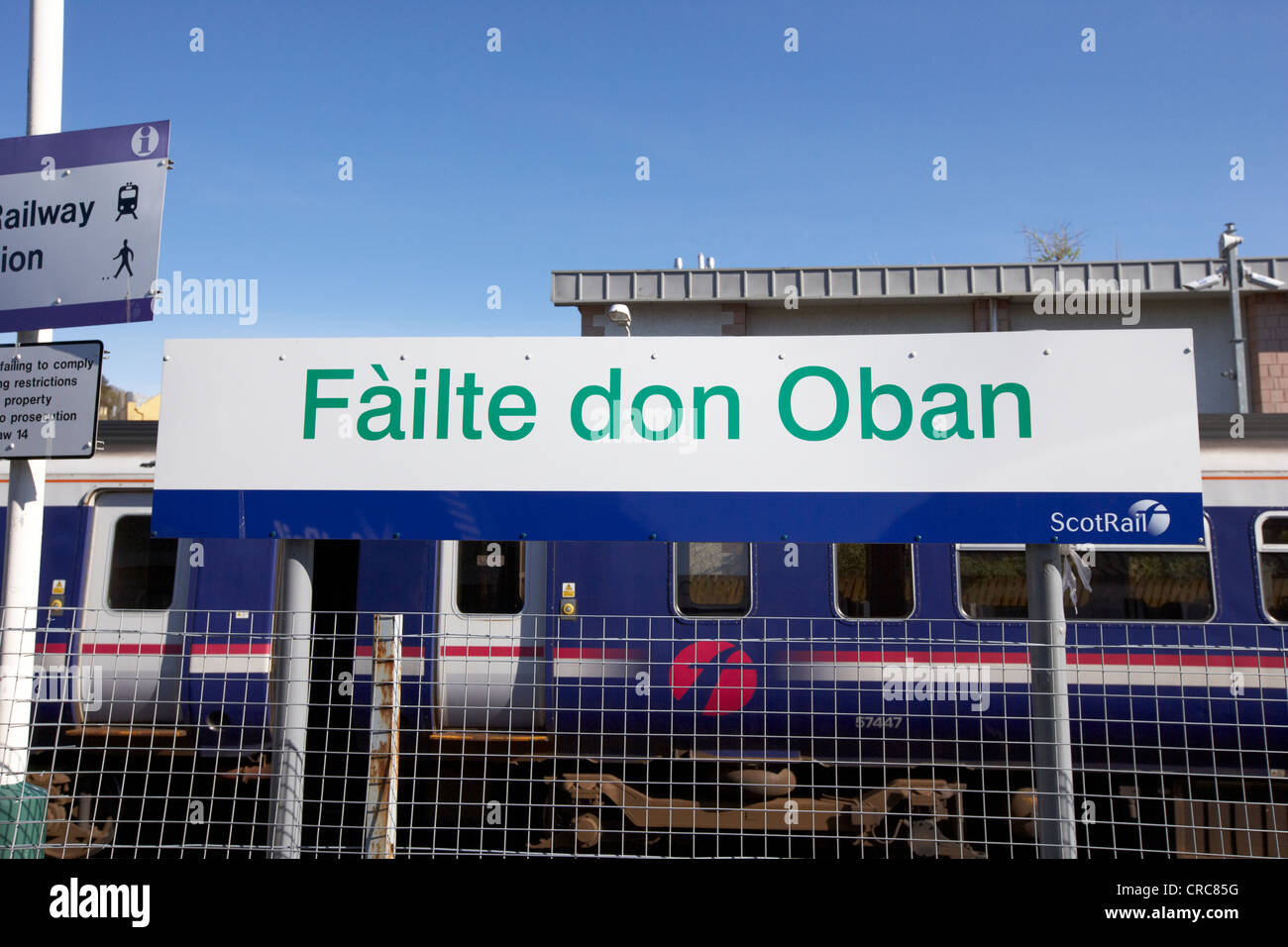 Failte don oban benvenuto a Oban in gaelico scozzese segno a Oban stazione ferroviaria Scotland Regno Unito Foto Stock