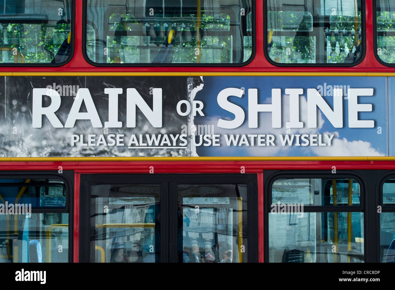 Sole o pioggia acqua annuncio sul lato di un autobus a due piani. Londra. Inghilterra Foto Stock