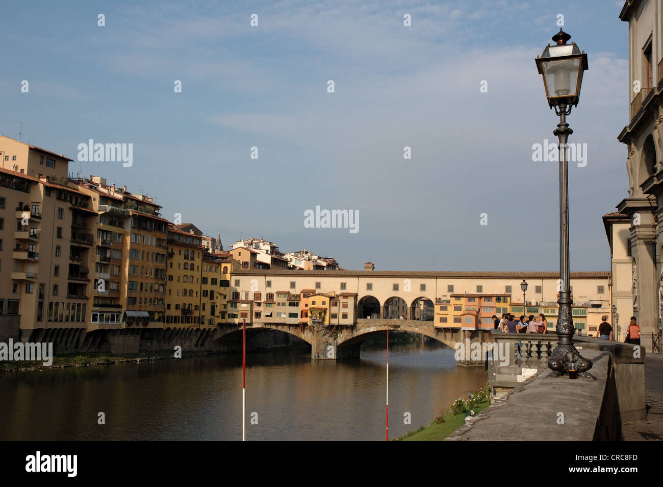 Il Ponte Vecchio visto dal Lungarno Archibusieri di a Firenze, Italia Foto Stock