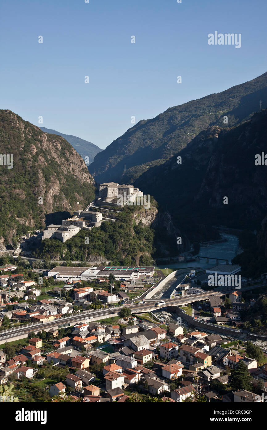 Tetti di villaggio nella valle rurale Foto Stock