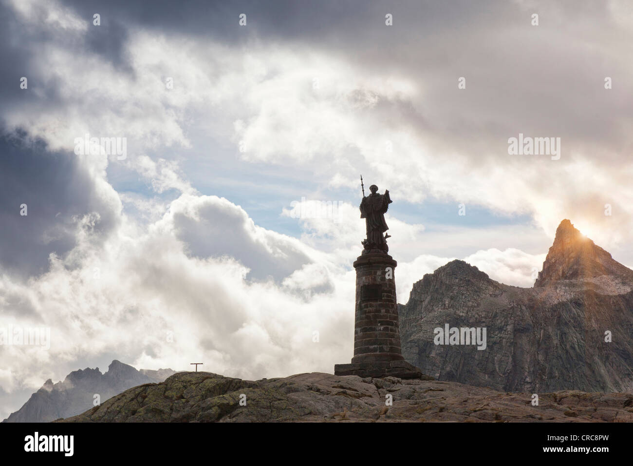 Ornano la statua sulla cima rocciosa Foto Stock