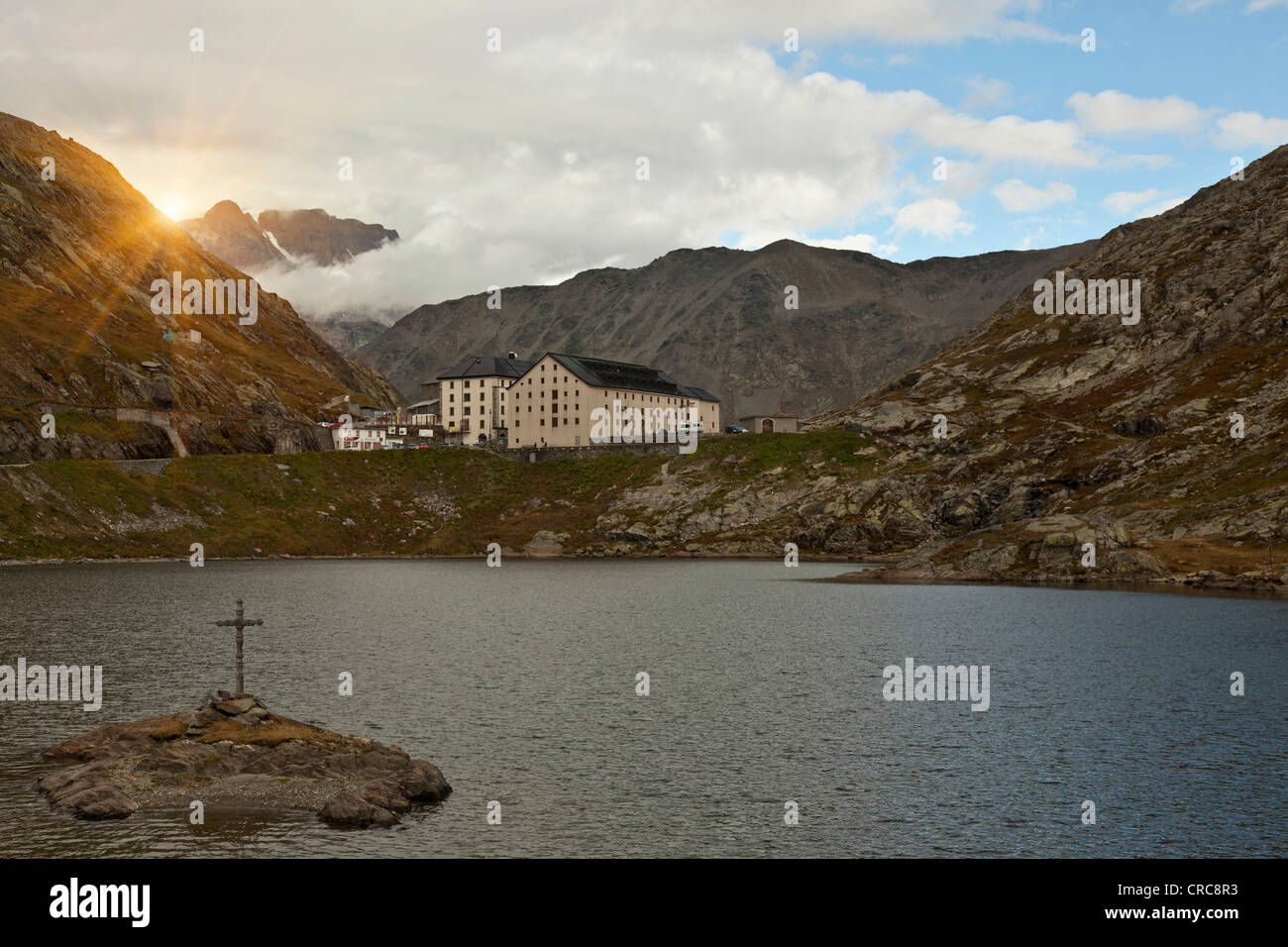Croce sull isola nel lago roccioso Foto Stock