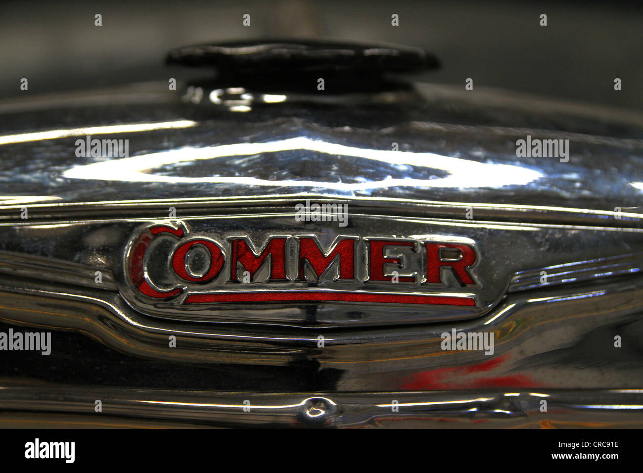 Chrome la griglia del radiatore di un camion Commer, cappuccio nero lettere rosse. Foto Stock