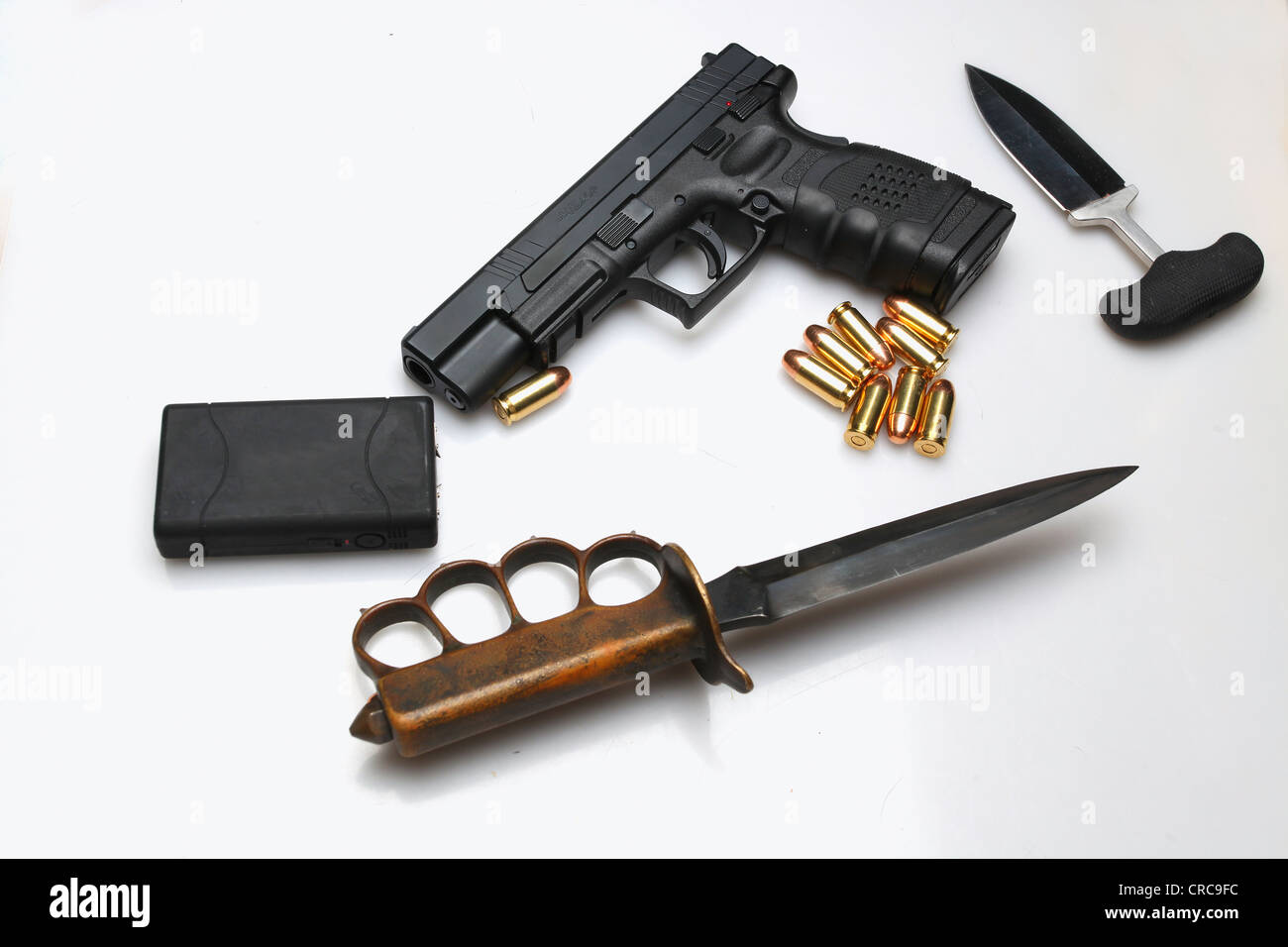 Armi urbano Array: trincea, coltello pistola automatica, Stunner, spingere il coltello Foto Stock