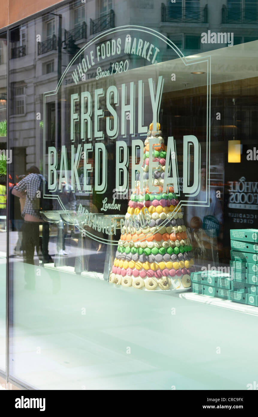 Nuovo Whole Foods Market store finestra anteriore in Piccadilly Circus Foto Stock