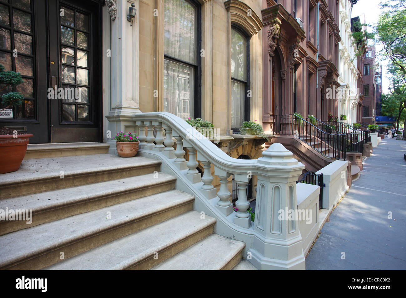 Portico dei passaggi e cemento balaustra in Brooklyn & più antico quartiere più ricche, Brooklyn Heights. Foto Stock