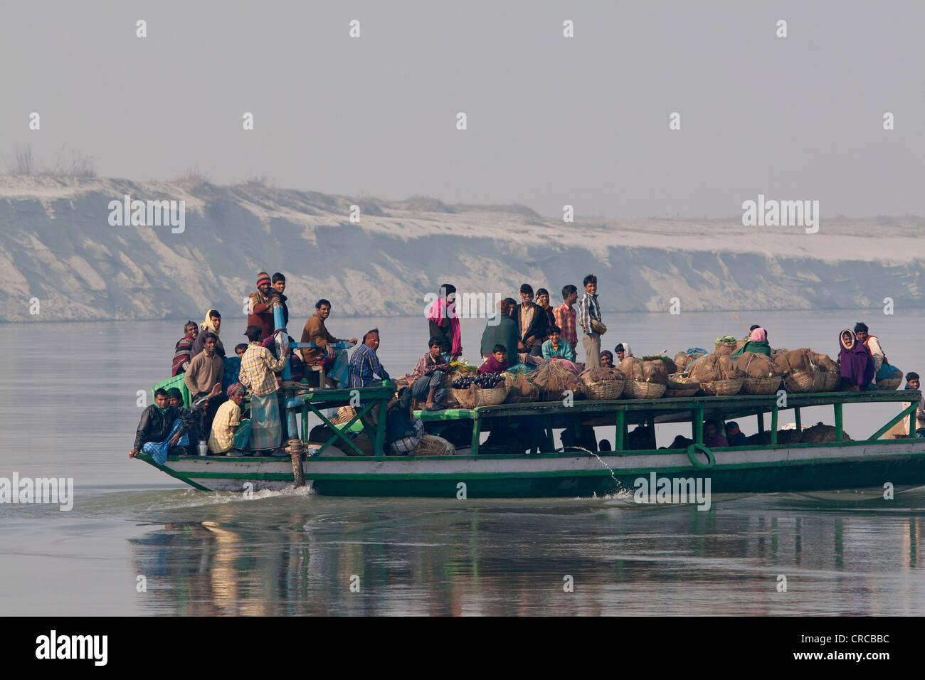 Affollato traghetto sul fiume, il fiume Brahmaputra, Guwahati, Assam, India Foto Stock