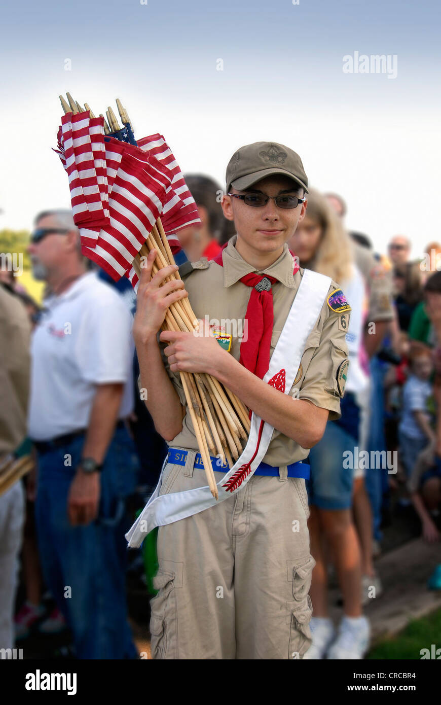 Boy Scout si prepara a mettere bandierine americane a Chattanooga Cimitero Nazionale Memorial Day 2012 Foto Stock