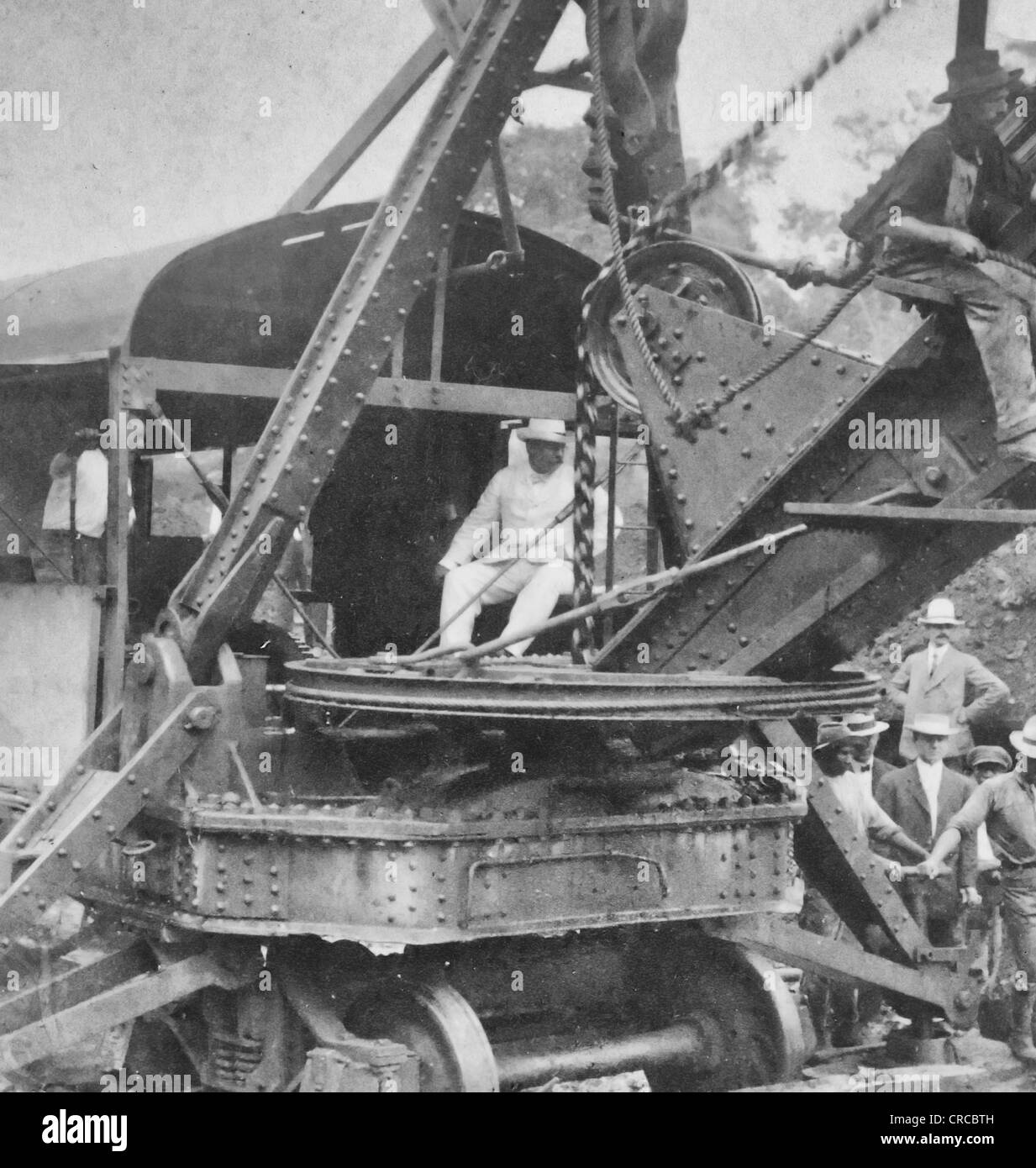 Il presidente Roosevelt in esecuzione un americano di pala a vapore a Culebra Cut, Panama Canal, circa 1906 Foto Stock