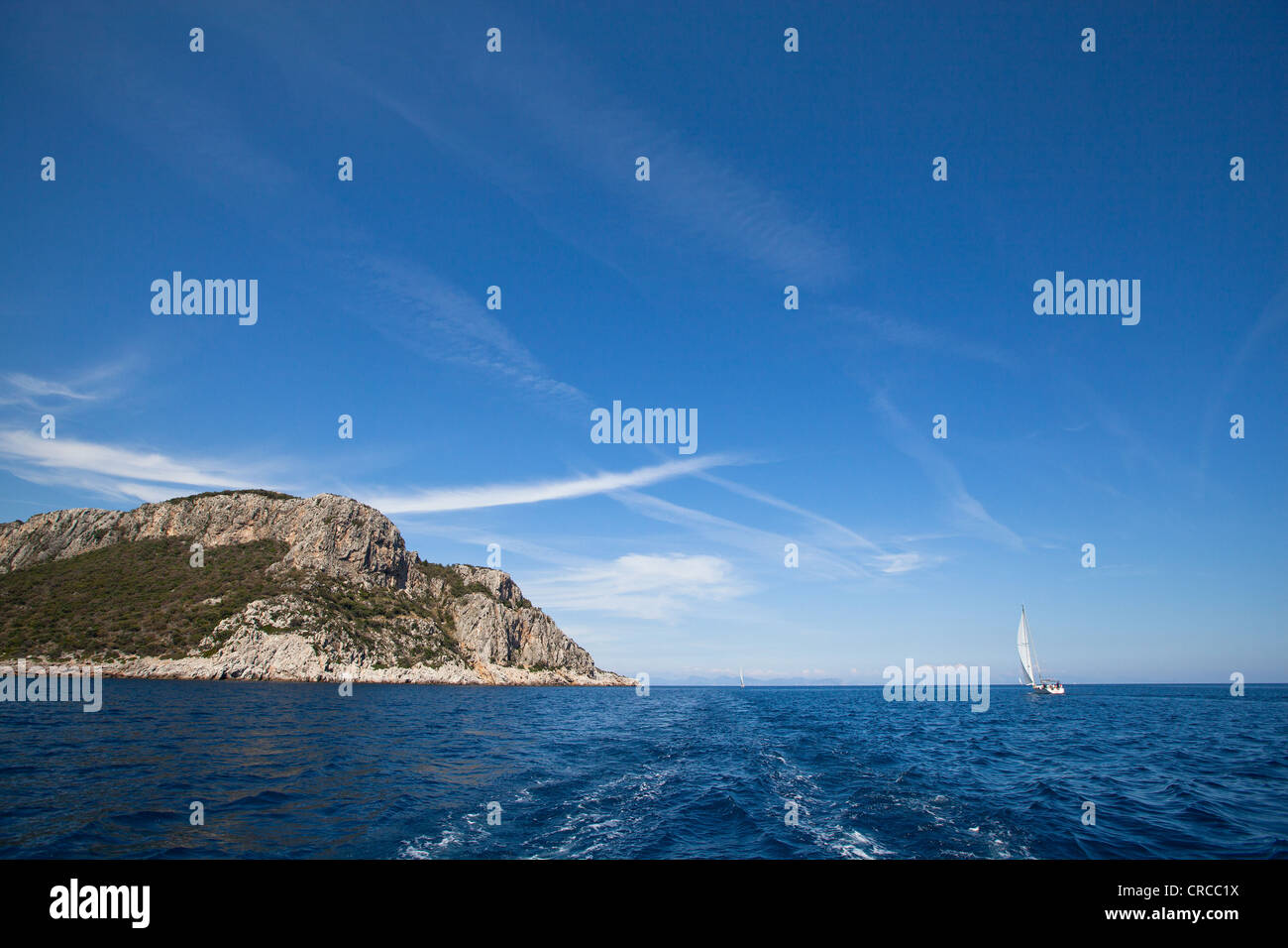 Crociera a vela nel Mediterraneo mare al largo delle isole greche. Foto Stock