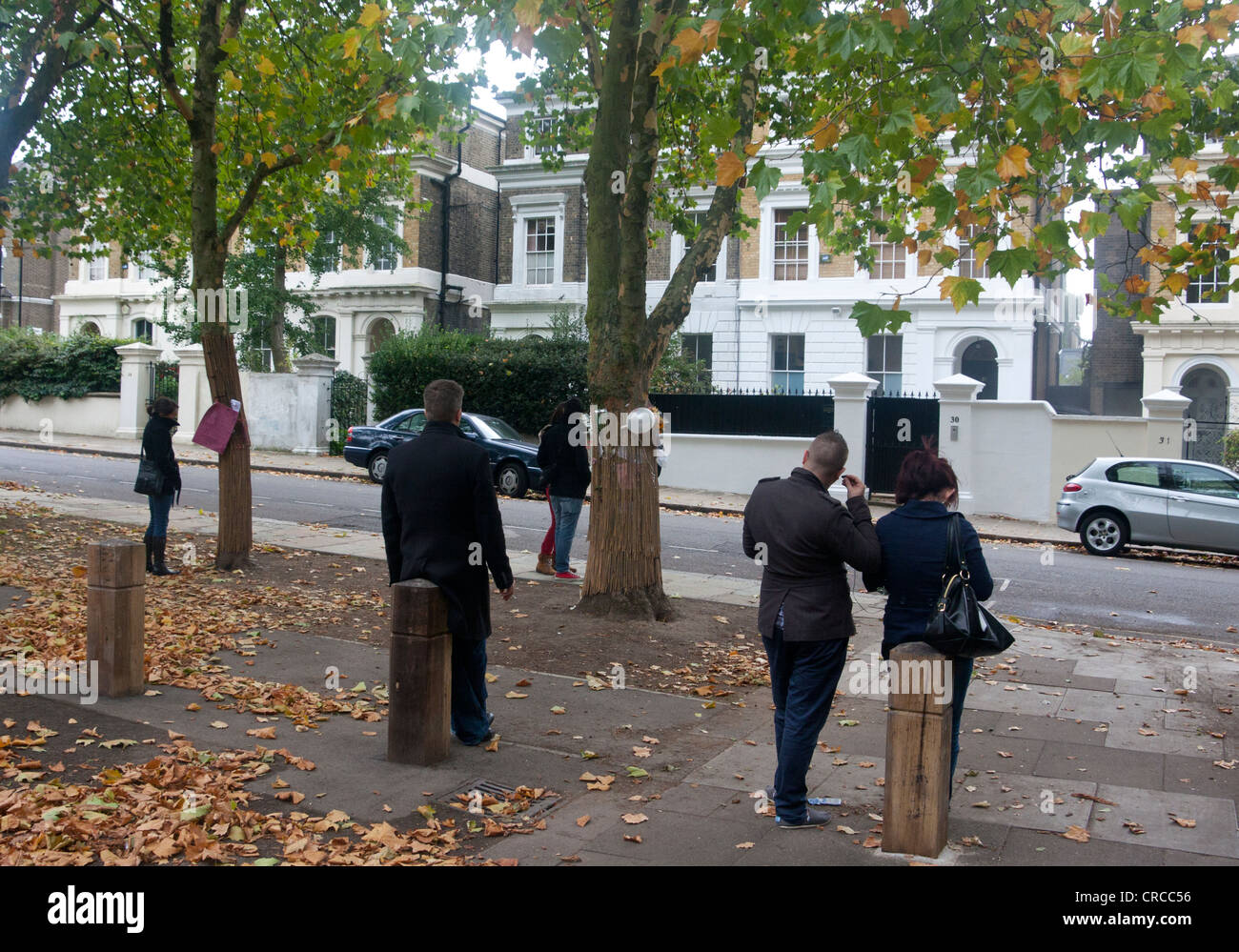 I fan del compianto cantante Amy Winehouse in piedi sotto il piano di alberi di fronte la sua ex casa di Camden Square London REGNO UNITO Foto Stock