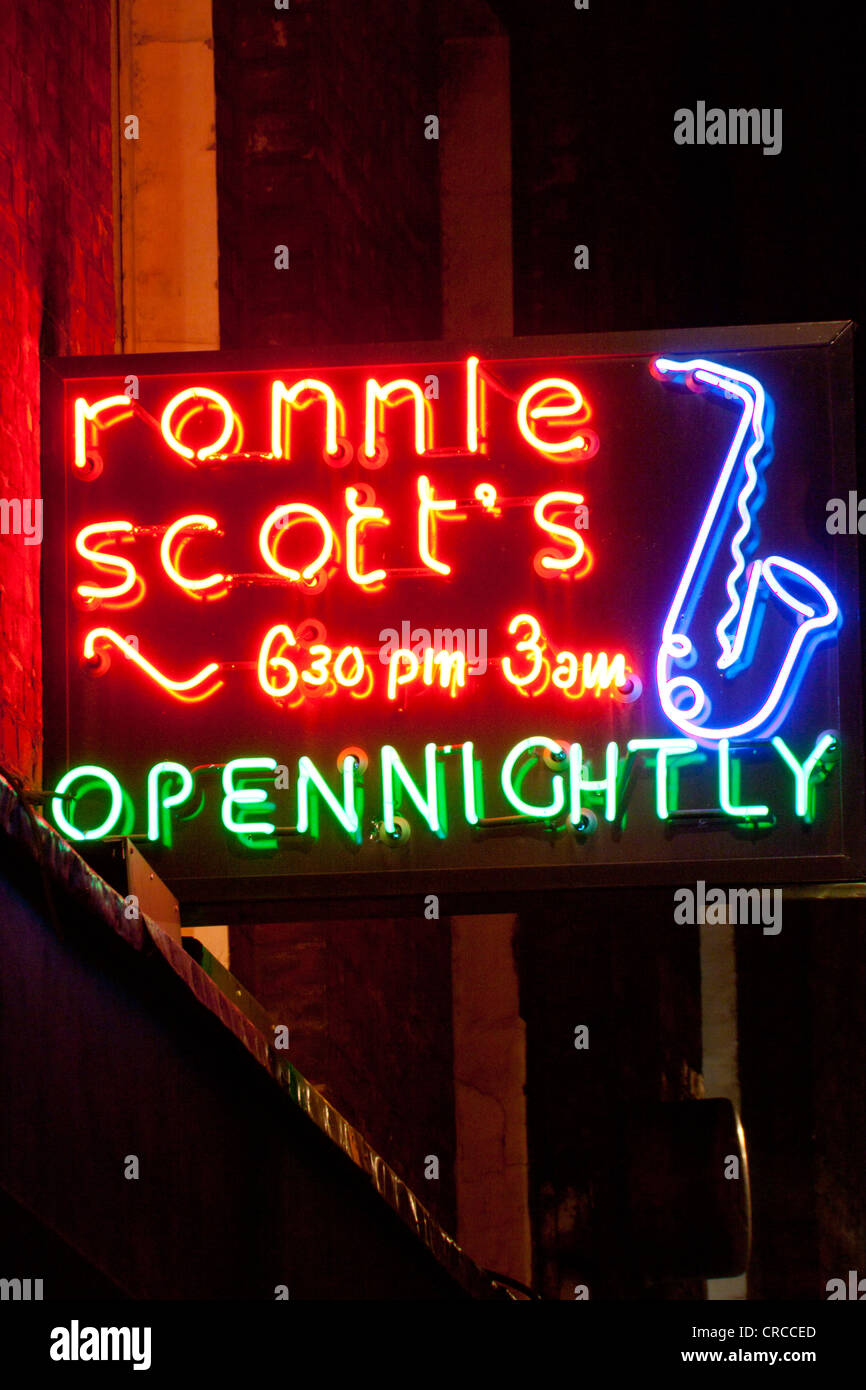 Ronnie Scott live jazz club / venue insegne al neon Frith Street Soho Londra Inghilterra REGNO UNITO Foto Stock