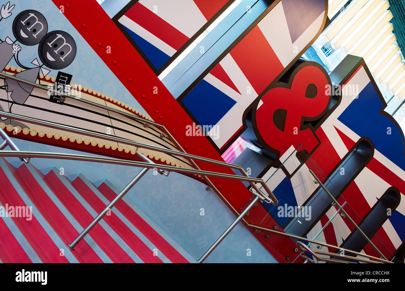 M & Ms unione jack segno rosa e scale. Leicester Square, Londra, Inghilterra Foto Stock