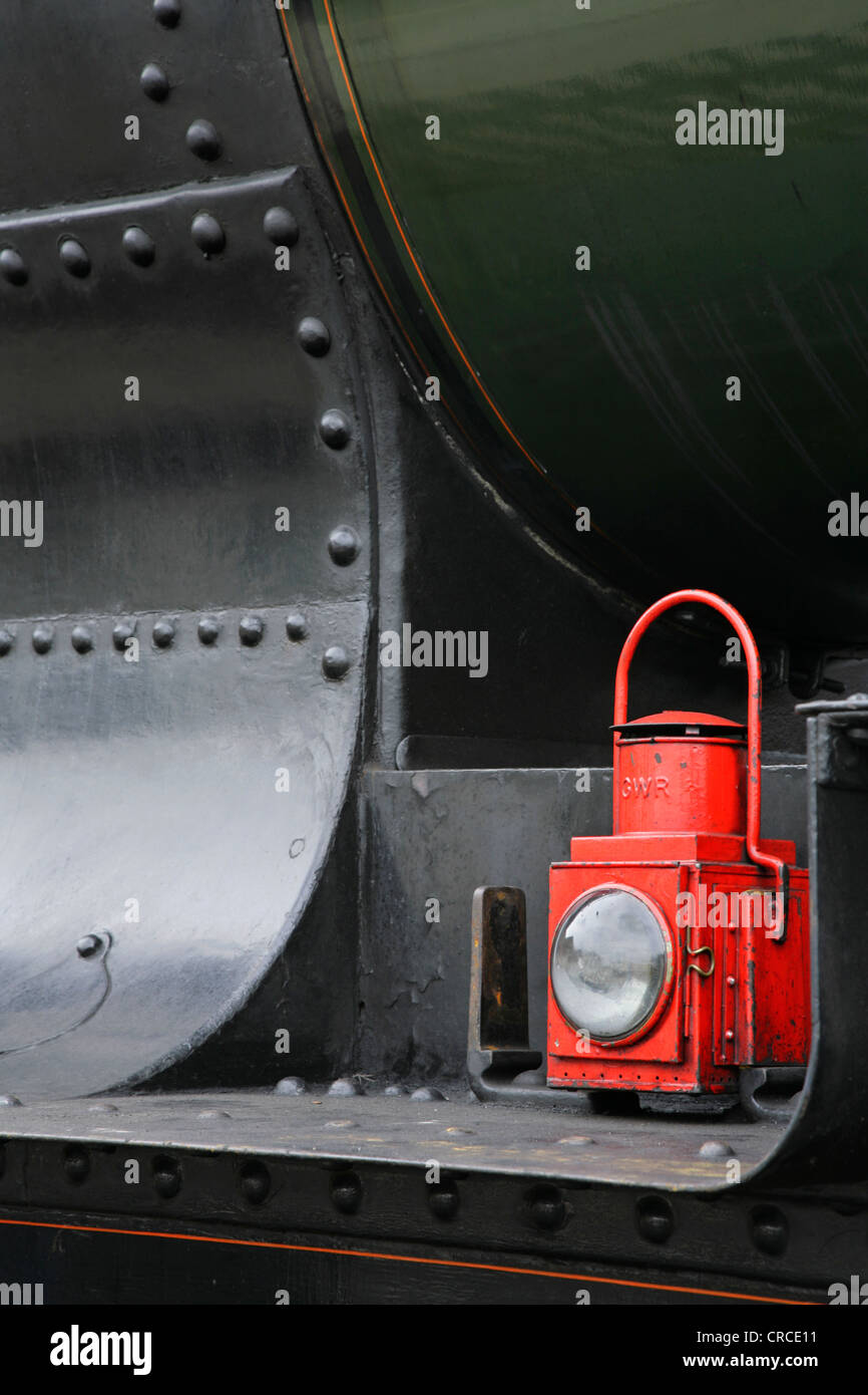 Rosso del ferroviere lampada su conserve di grande locomotiva occidentale "  Città di Truro' Foto stock - Alamy