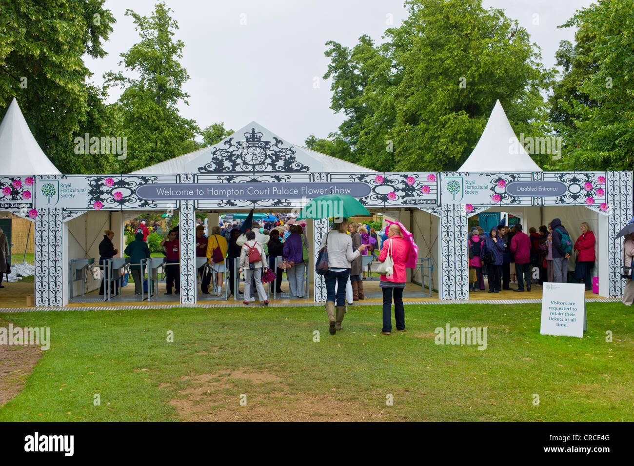 I visitatori di RHS Hampton Court Flower Show 2011 in Mac e con ombrelloni Foto Stock