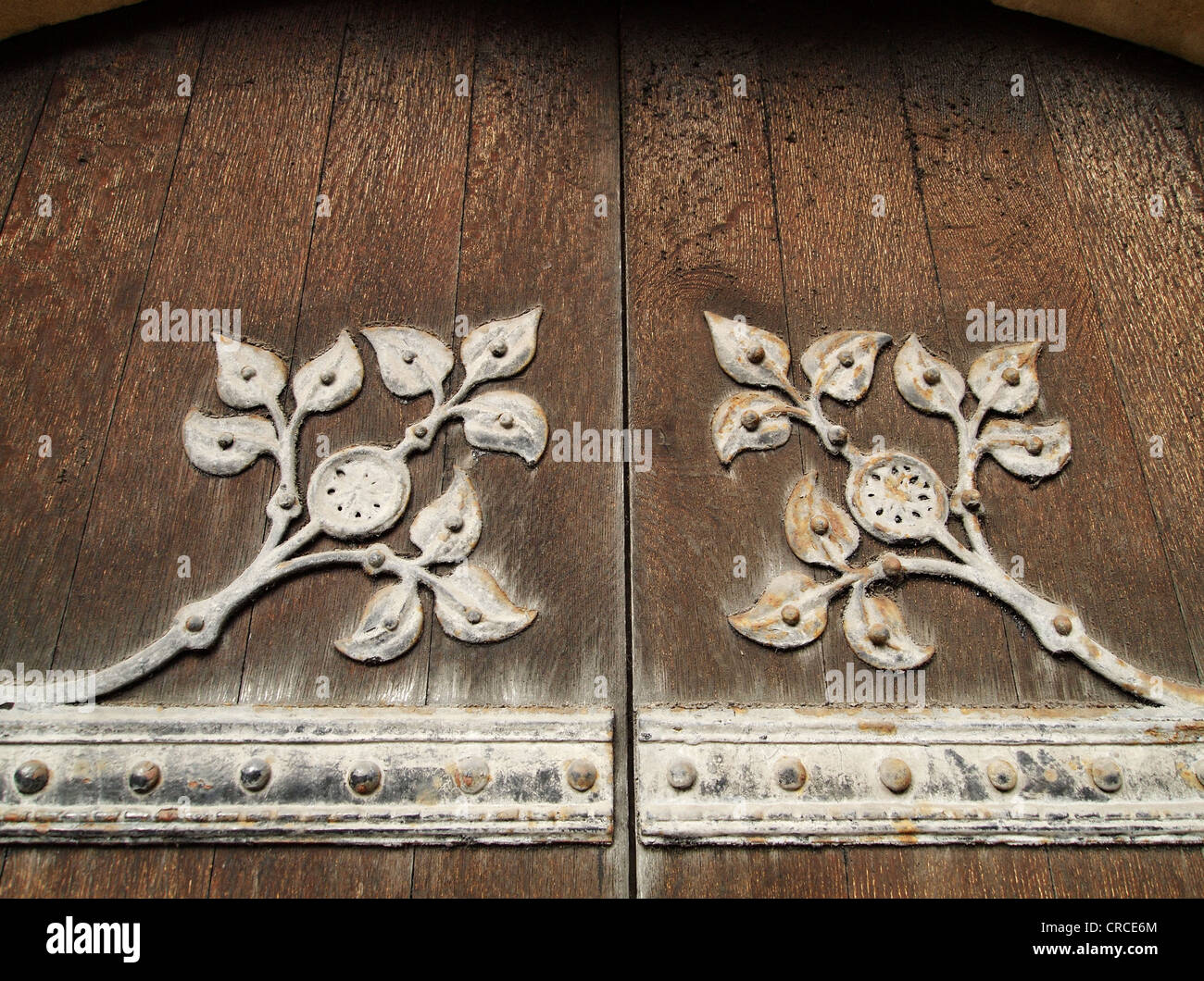 Quercia antica porte al College di Cambridge che mostra il ferro battuto decorazione Foto Stock