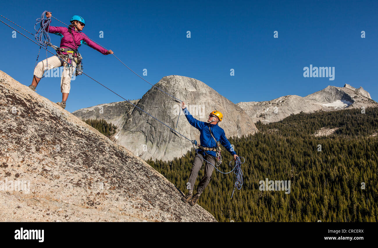 Il team di arrampicata sul vertice spingere di una salita impegnativa. Foto Stock