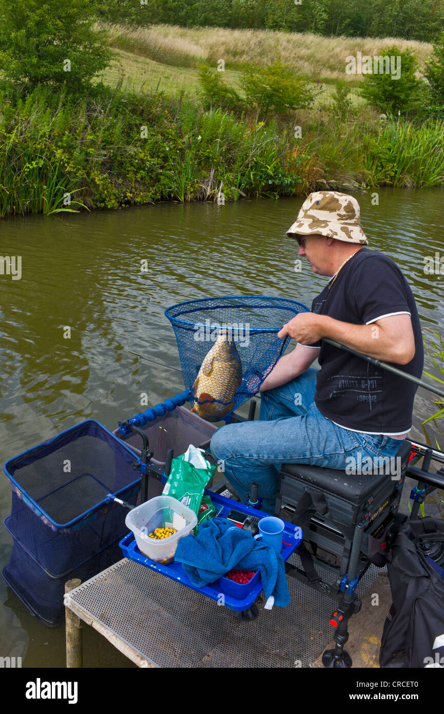 Polo uomo la pesca di carpe al lago vicino Bagworth, Leicestershire Foto Stock