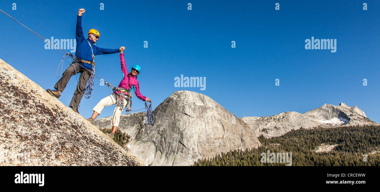 Il team di arrampicata sul vertice celebrare dopo una impegnativa salita. Foto Stock