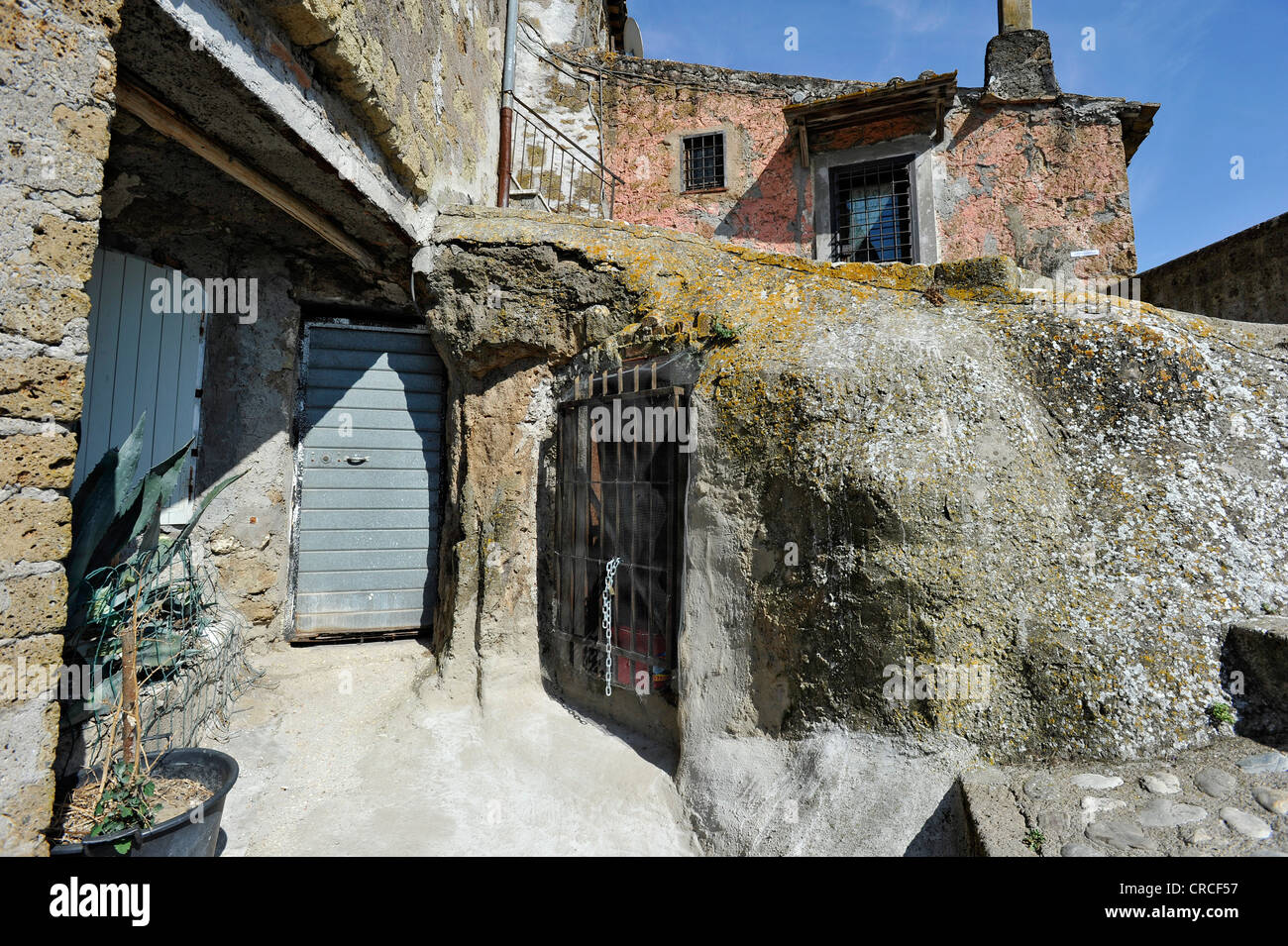 Vicolo di avvolgimento con scalinate e passaggi, la città medievale di Vecchia Calcata, valle della Valle del Treja, Lazio, l'Italia, Europa Foto Stock