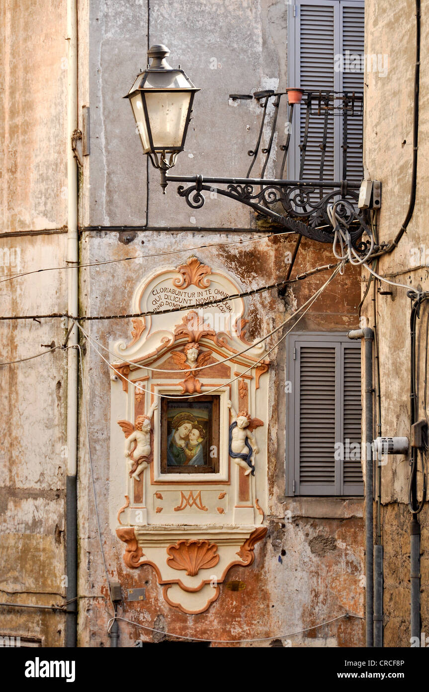 Angolo stretto vicoletto con immagine della Madonna nella città di montagna di Genazzano, Lazio, l'Italia, Europa Foto Stock
