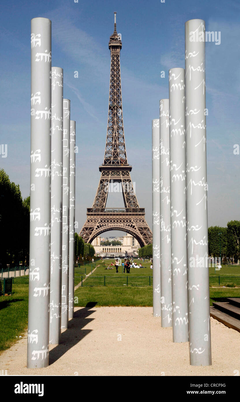 Vista della Torre Eiffel, Torre Eiffel e Champ de Mars, 'Les murs de la paix' illustrazione sulla Place Joffre, , Francia, Europa Foto Stock