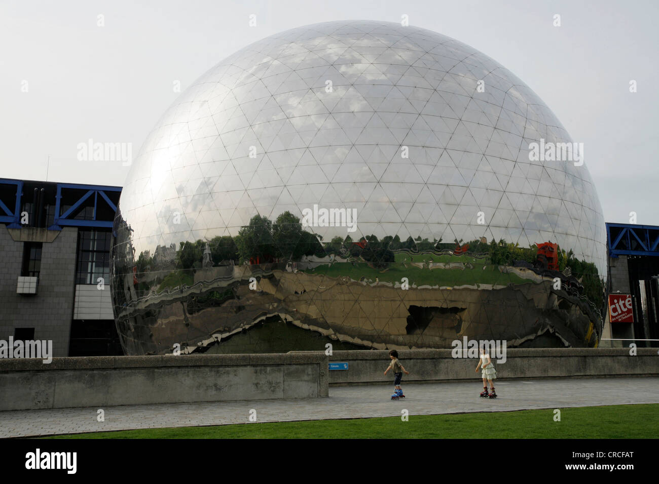 La Geode presso il Parc de la Villette, Parigi, Ile de France, Francia, Europa Foto Stock