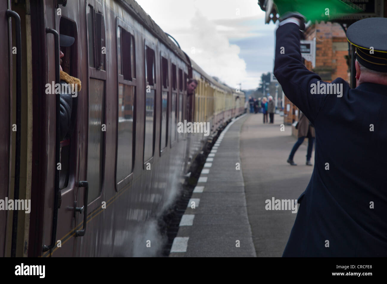 La bandiera verde è rinunciato al segnale del driver del motore che egli è in grado di spostare il treno. Grande Stazione Centrale, Quorn Station Foto Stock