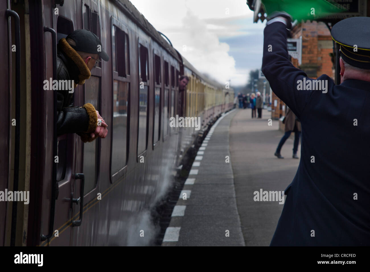 La bandiera verde è rinunciato al segnale del driver del motore che egli è in grado di spostare il treno. Grande Stazione Centrale, Quorn Station Foto Stock
