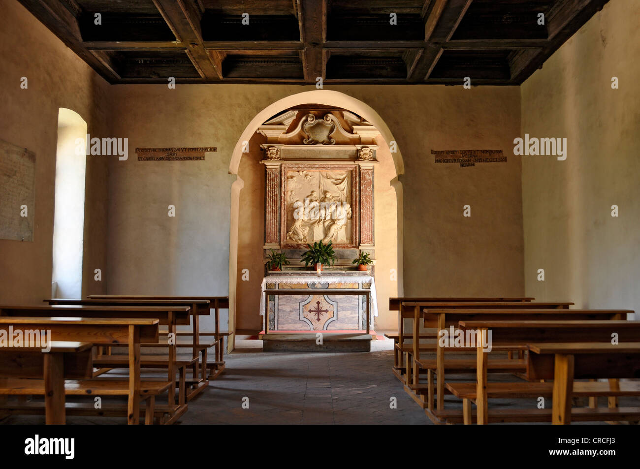 Vista interna con altare e cappella di San Tommaso d Aquino, la Casa di San Tomaso, gotica basilica del monastero cistercense Foto Stock