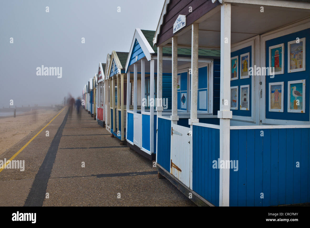 La pittoresca spiaggia di capanne a Southwold sono isolati dall'ambiente circostante da un mare spesso fret o nebbia. Foto Stock