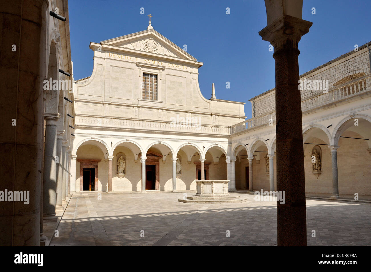 Chiostro del benefactorswith Cattedrale Basilica dell'abbazia benedettina di Montecassino, Monte Cassino, Cassino, Lazio Foto Stock