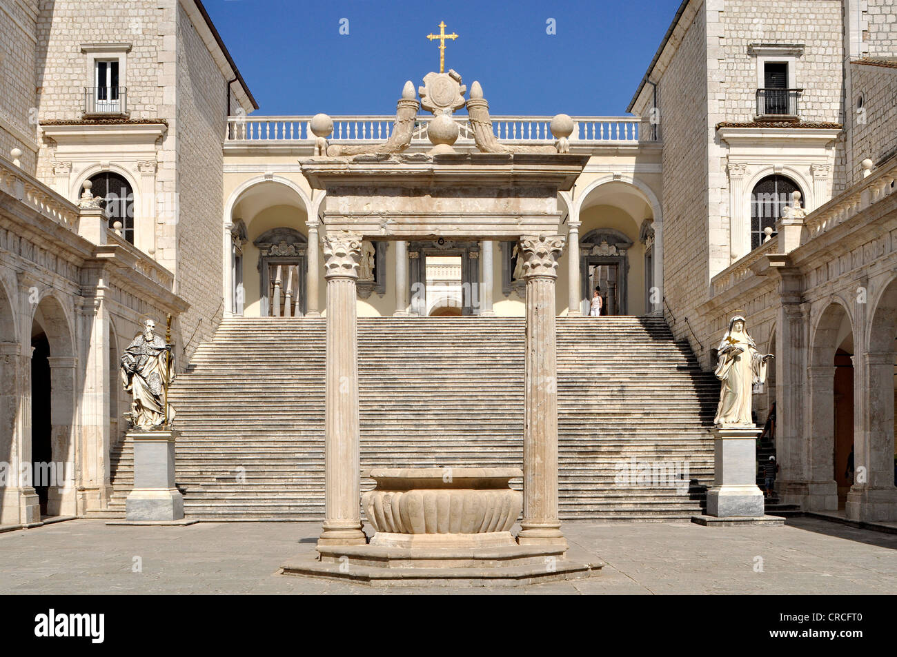 Cisterna e le statue di San Benedetto e di santa Scolastica nel chiostro del Bramante, abbazia benedettina di Montecassino Foto Stock