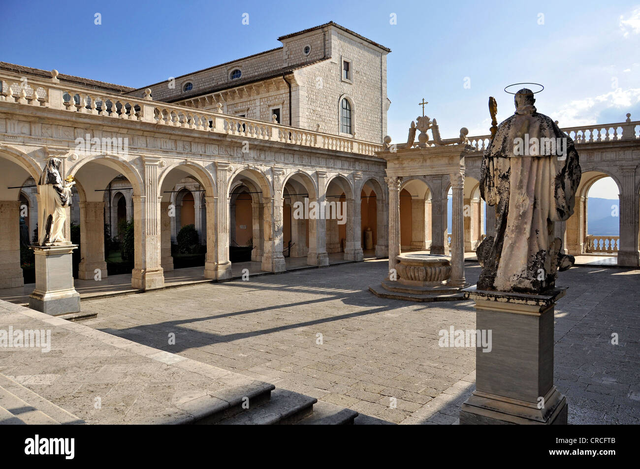 Chiostro del Bramante con cisterna e le statue di San Benedetto e di