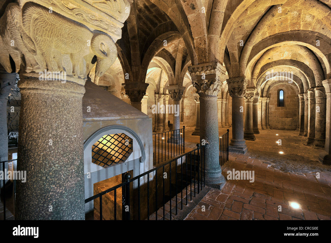 Tettoia e capitelli in metropolitana pillared hall della cripta pagana, decimo secolo, la Cattedrale di San Sepolcro, Foto Stock