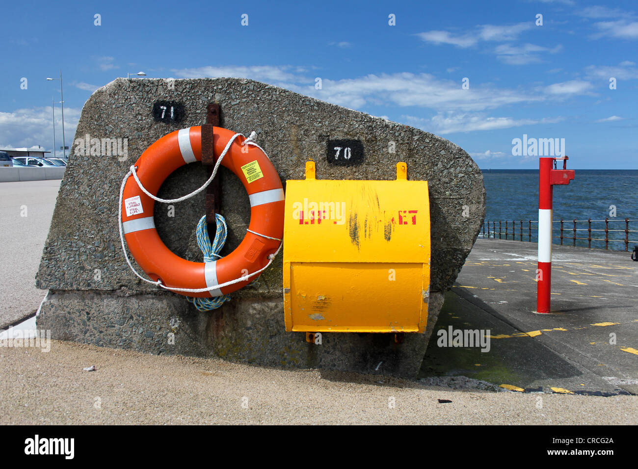 Lifebelt colorati e giubbotto di salvataggio il coperchio sulle rive del fiume Mersey Foto Stock